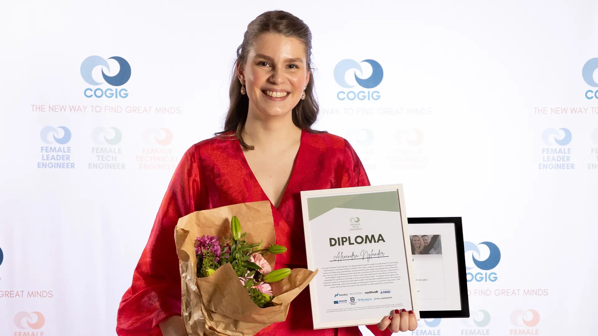 Alexandra Nylander med blommor och diplom efter att ha fått utmärkelsen årets Female Tech Engineer 2024.
