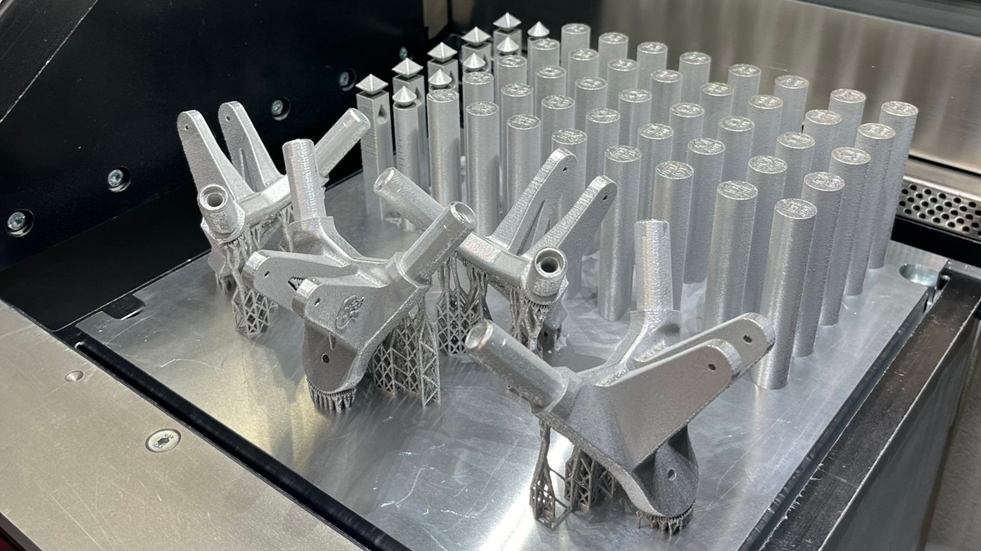 Metal parts produced with additive manufacturing