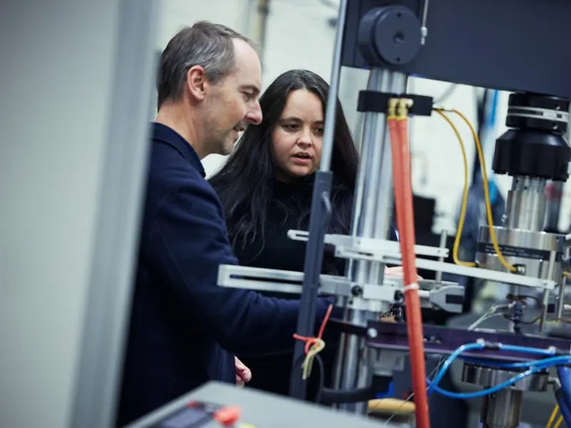 Johan Ahlström och Erika Steyn i labbet för mekanisk provning