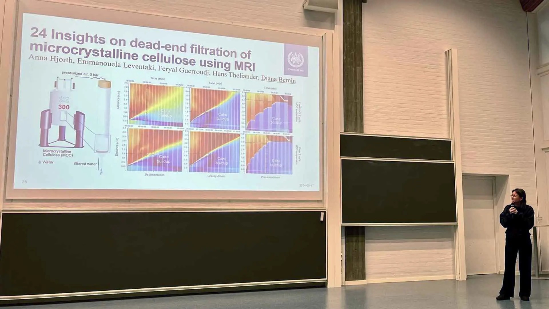 Diana Bernin presenterar sin och Emmanouela Leventakis poster: Insight om dead-end filtration of microcrystalline cellulose using MRI.