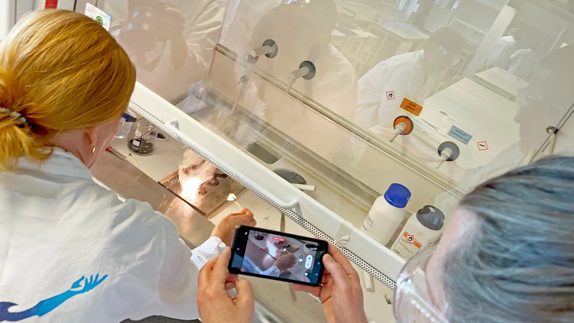 Person filmar kemiexperiment med en mobiltelefon