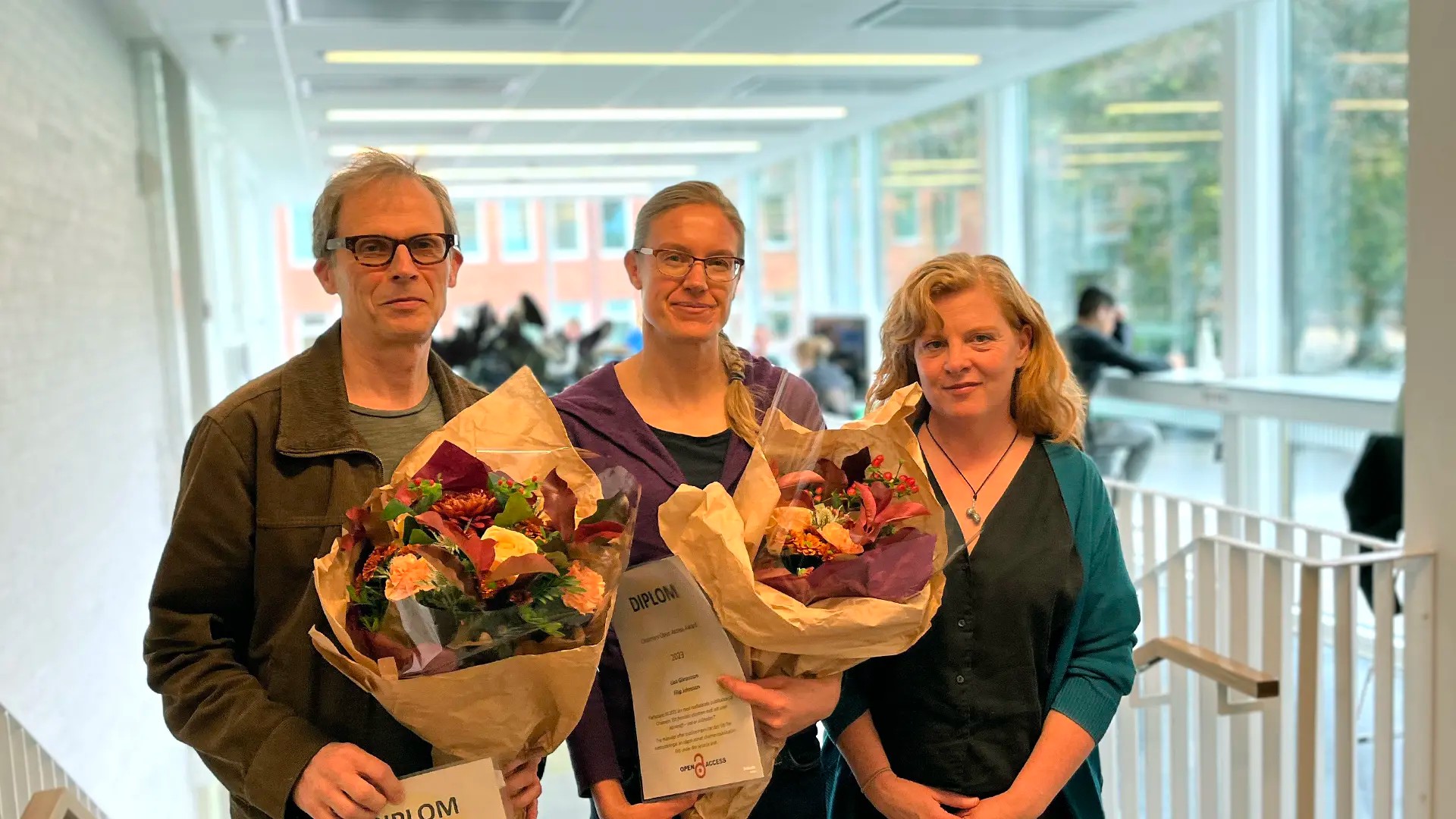 Jessica Lindholm, Filip Johnsson and Lisa Göransson in the Chalmers library