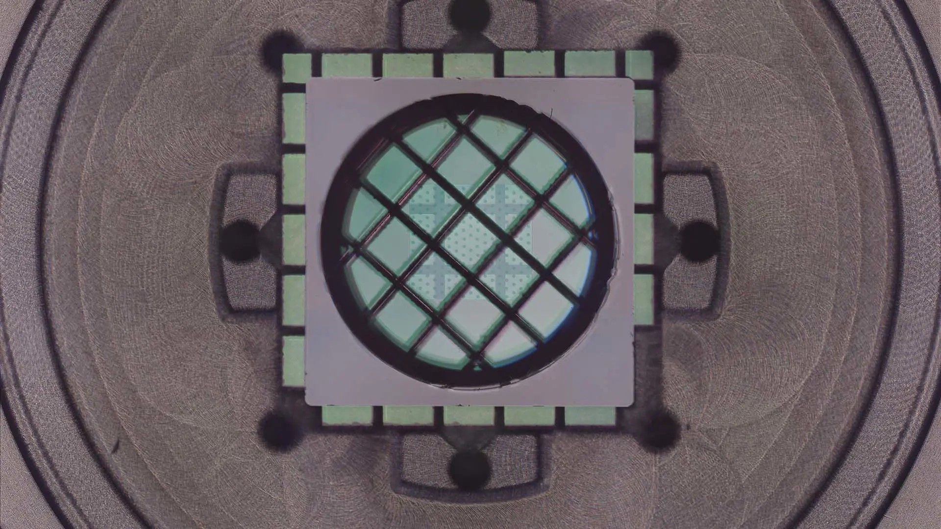 Den kristallliknande hålighetens speglar med trumman i mitten. Bild: Guanhao Huang/EPFL